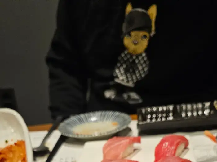 참치회 몇 점과 화요 잔이 놓인 모습