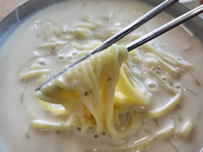 젓가락으로 집어 올린 콩국수 면발