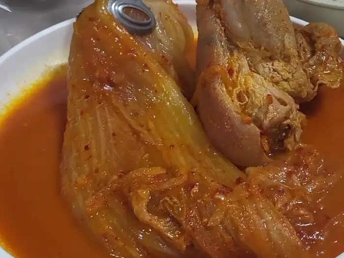 김치찜의 푸짐한 모습 클로즈업