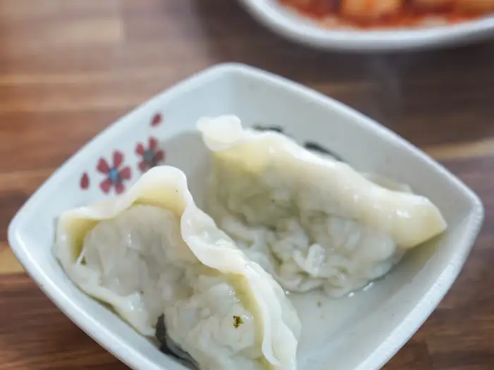 큼직한 이북식 만두 두 개