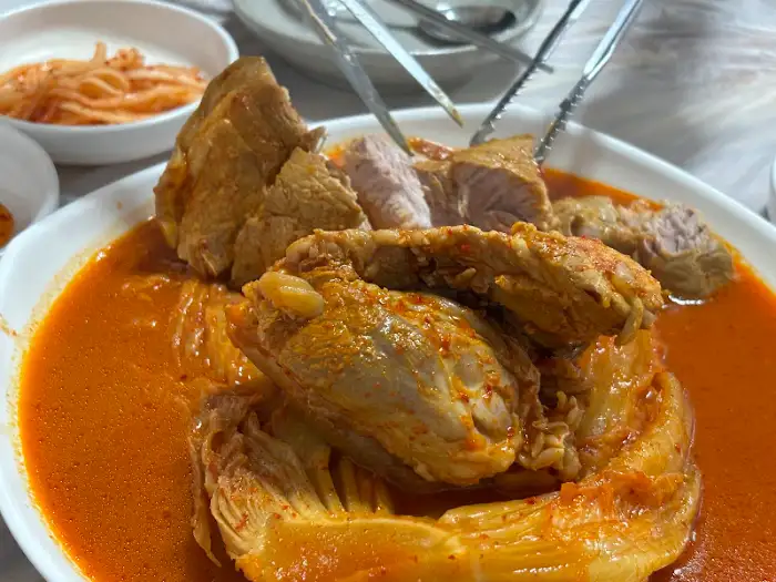 김치찜 접시와 수육