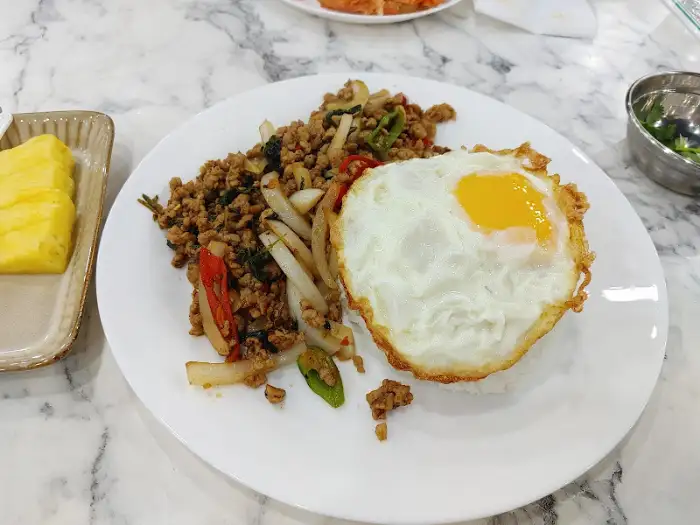 팟카파오무쌉과 계란 후라이