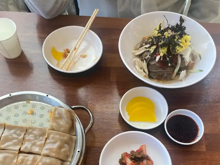 테이블 위에 차려진 음식들
