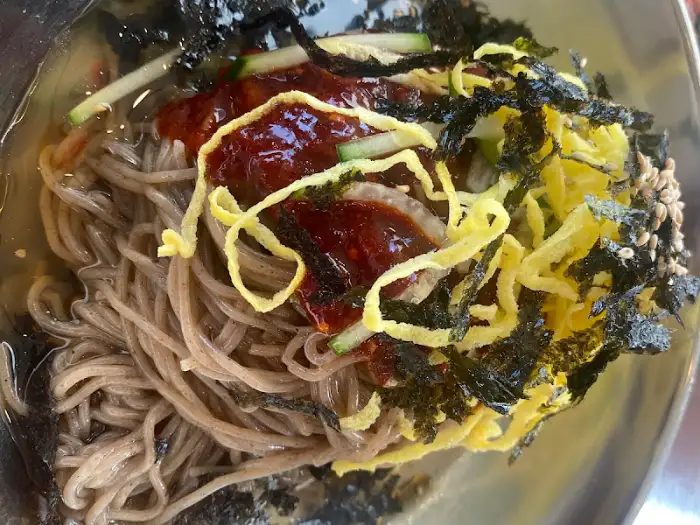 비빔막국수와 고명