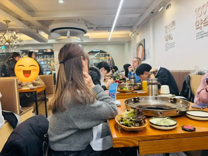 식사 중인 내부 모습