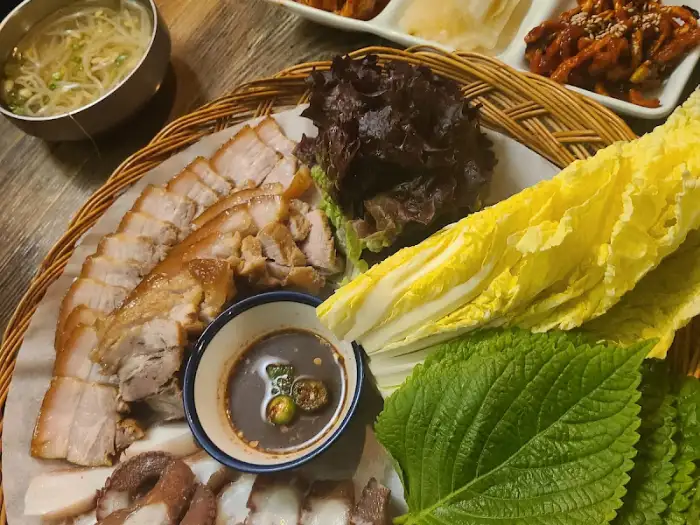 푸짐하게 차려진 삼합 메인 메뉴