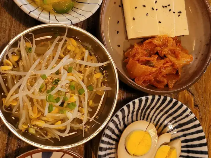 삼합 메인 메뉴와 곁들임 반찬