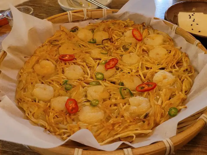 바삭하게 구워진 해물 부침
