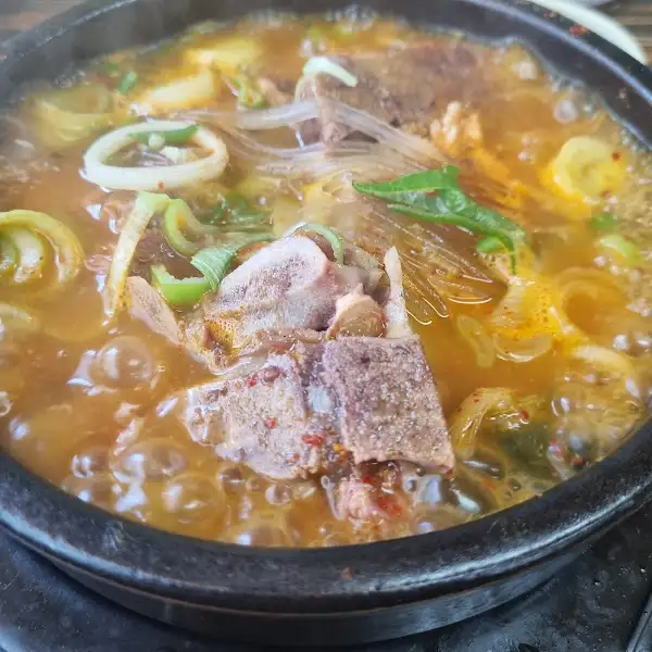 뜨끈한 감자탕 클로즈업