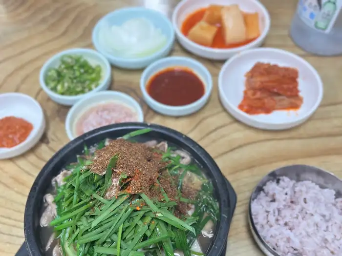 맑고 깔끔한 순대국 국물