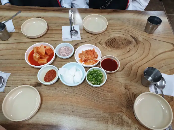 테이블 세팅된 반찬들