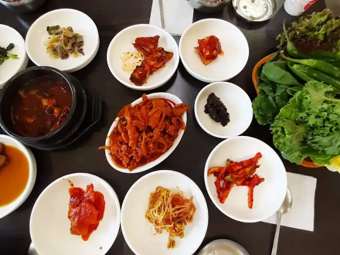 다양한 밑반찬과 메인 메뉴가 차려진 식탁 모습