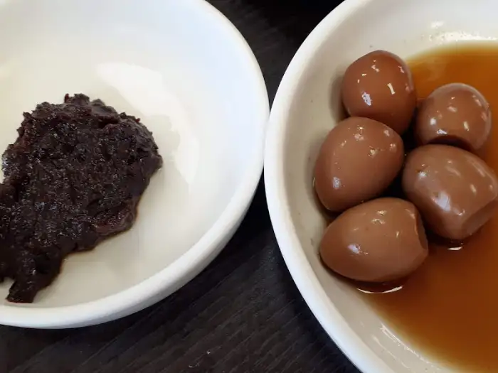 검은콩장 또는 젓갈류와 계란 장조림 모습
