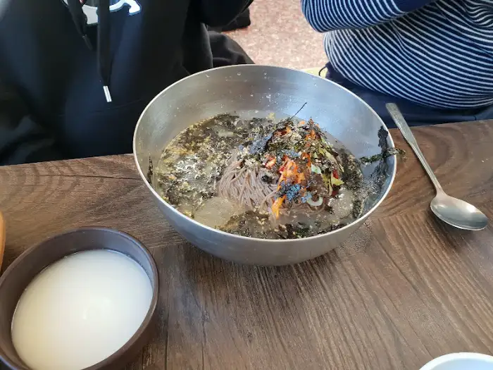 막국수와 곁들임 메뉴가 준비된 모습