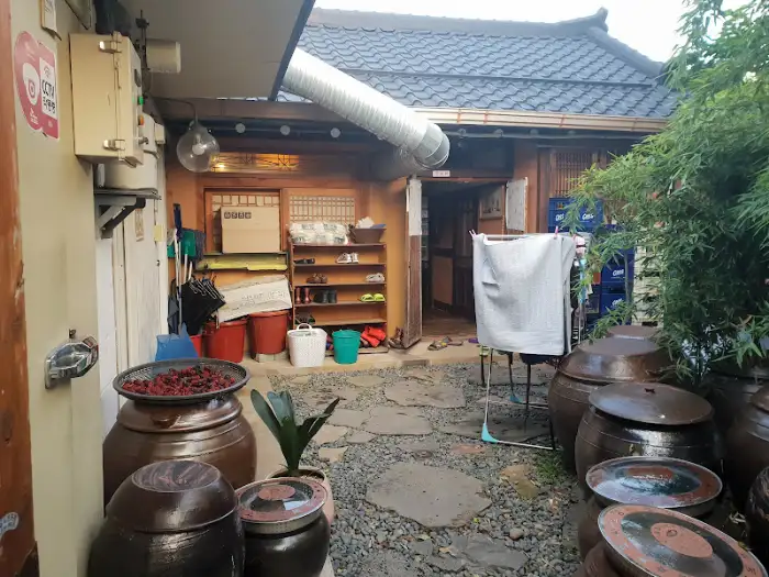 밑반찬 쌓인 옹기