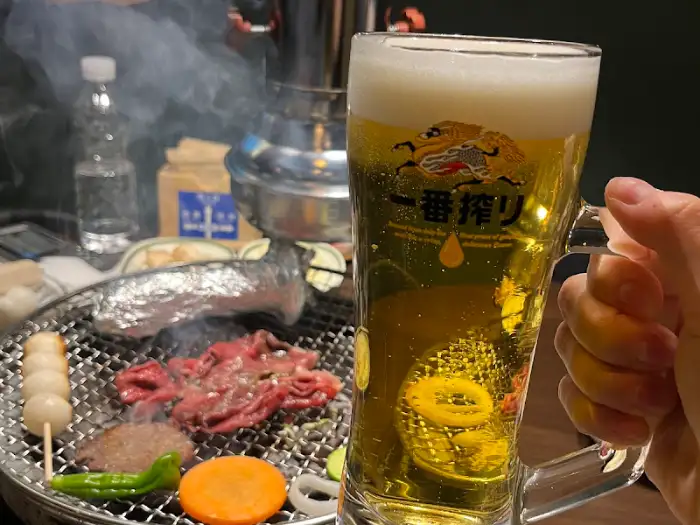 구워지는 소고기와 맥주