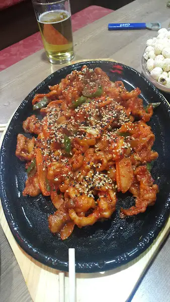 매콤달콤한 양념에 버무려진 닭발 요리