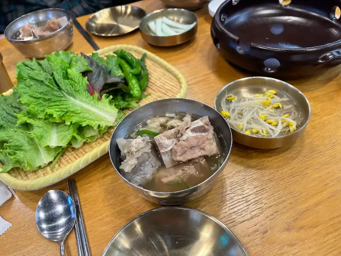 맑은 뼈국물과 신선한 채소가 담긴 상차림