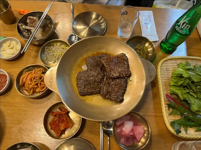 윤기 좌르르 흐르는 떡갈비 한 점