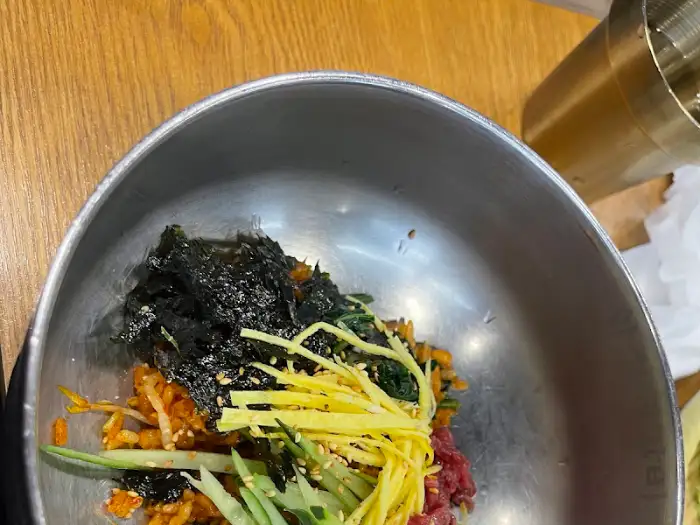 색색의 고명이 올라간 푸짐한 육회비빔밥