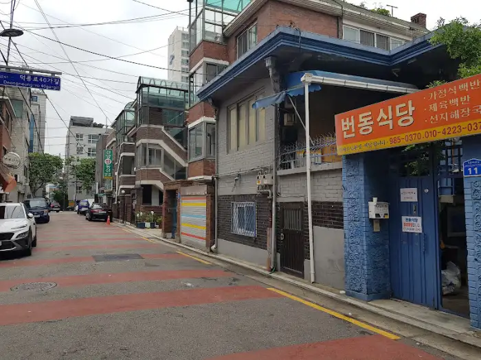 테이블에 차려진 푸짐한 한상차림