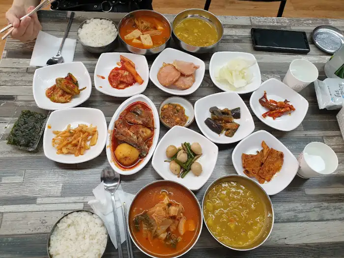 다양한 종류의 반찬들