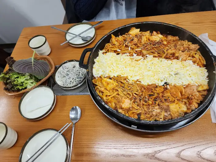 닭갈비와 곁들임 메뉴