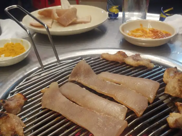 불판 위 돼지고기