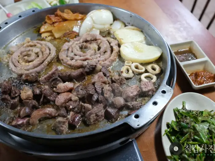 곱창과 부속물이 익어가고 있는 모습