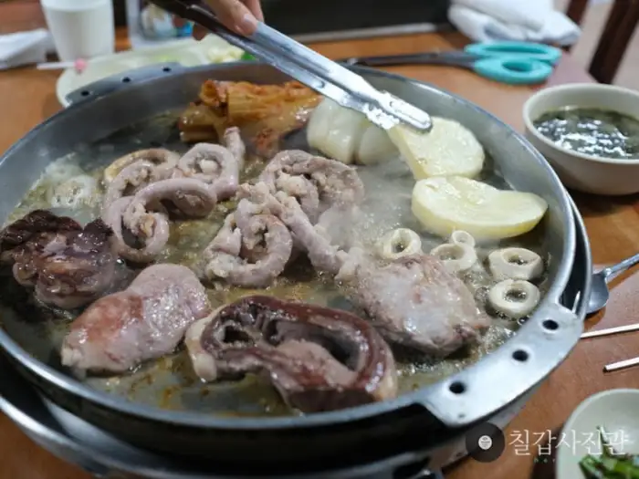 가위로 곱창을 자르는 모습