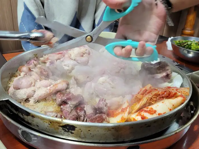 익어가는 곱창과 부속물, 김치까지