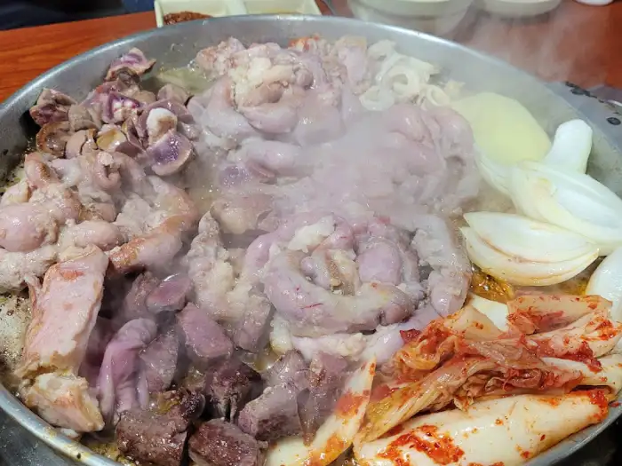 곱창과 내장, 감자, 김치가 어우러진 모습