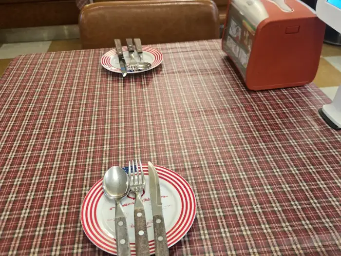 체크무늬 식탁보와 식기 세팅