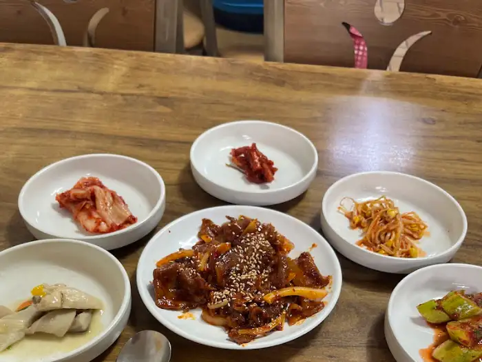 제육볶음과 반찬 구성