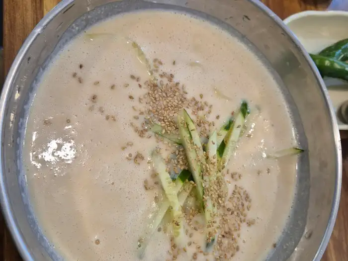 동죽칼국수와 곁들여 나온 콩나물