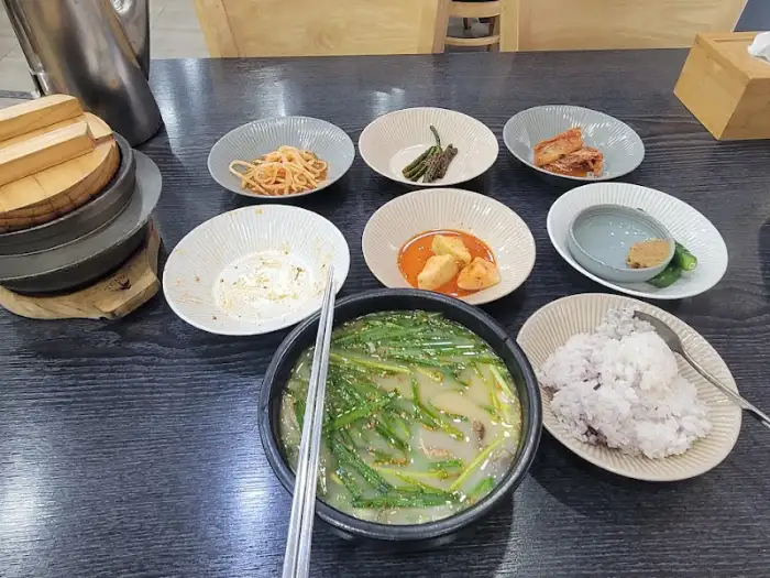 돌솥밥과 국물 요리가 놓인 테이블