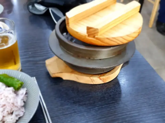 돌솥밥 뚜껑을 덮어놓은 모습