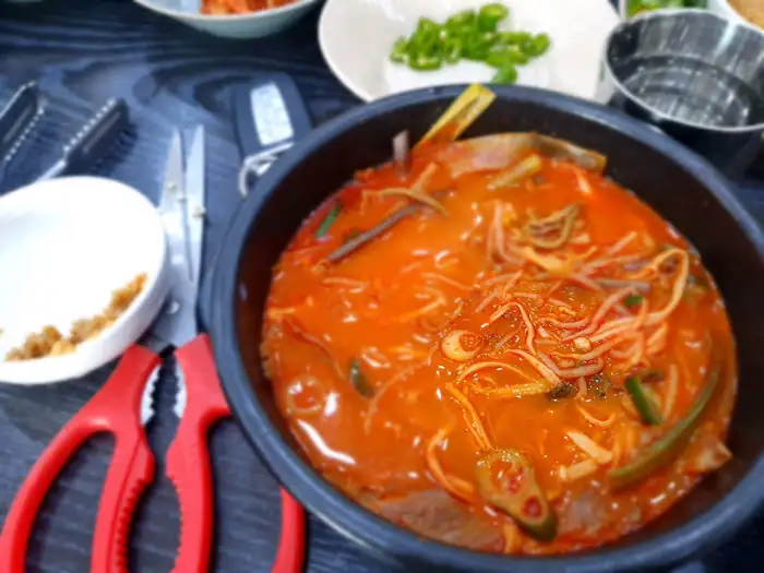 붉은 국물의 육개장