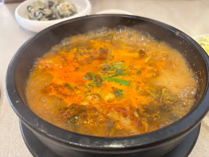 김이 모락모락 나는 뼈해장국