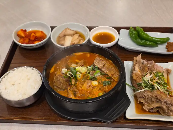 푸짐한 뼈해장국 한 상 차림