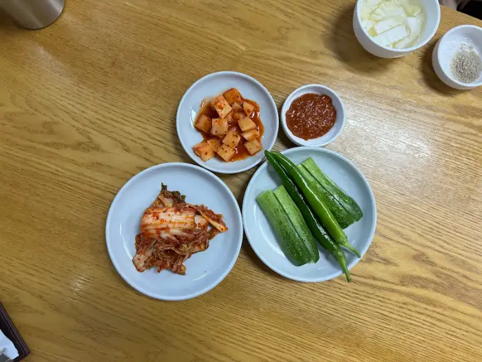 성북동 메밀수제비 누룽지백숙의 김치와 깍두기