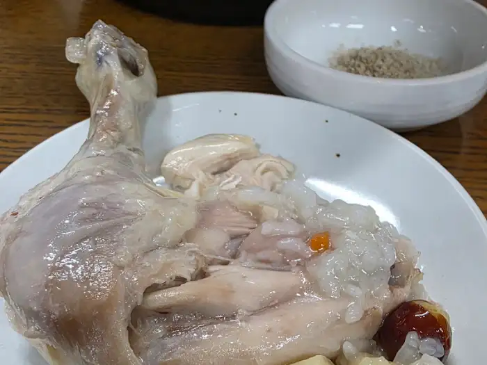 성북동 메밀수제비 누룽지백숙의 닭고기