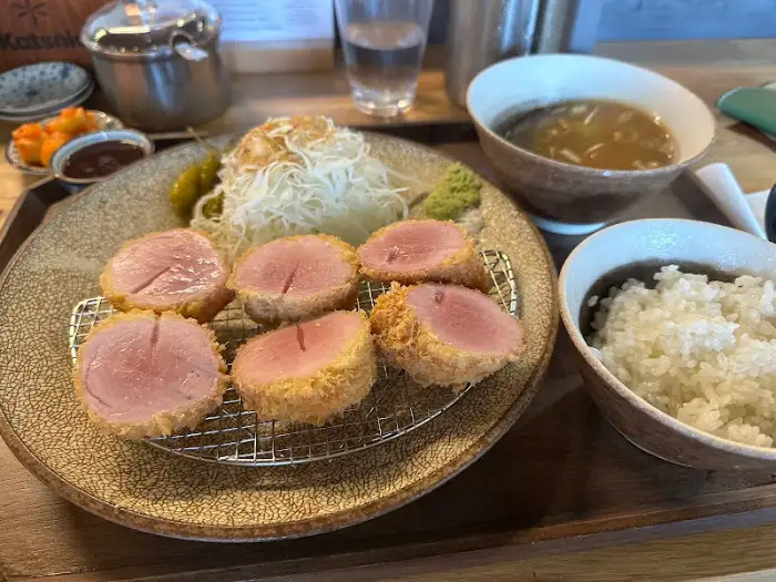 풍성하게 썰린 안심 돈까스 단면