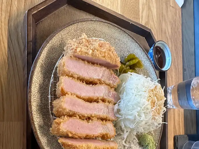 두툼하게 썰린 안심 돈까스와 곁들임 찬