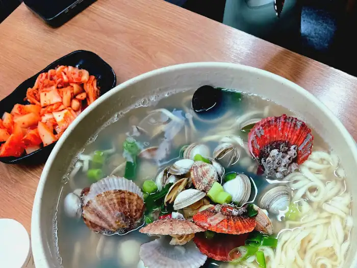 해물 가득한 칼국수 클로즈업