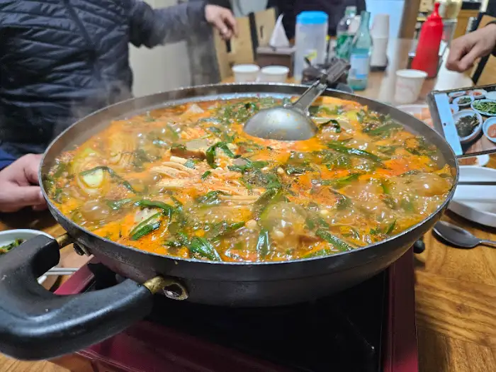 다양한 반찬과 메인 요리가 차려진 식탁