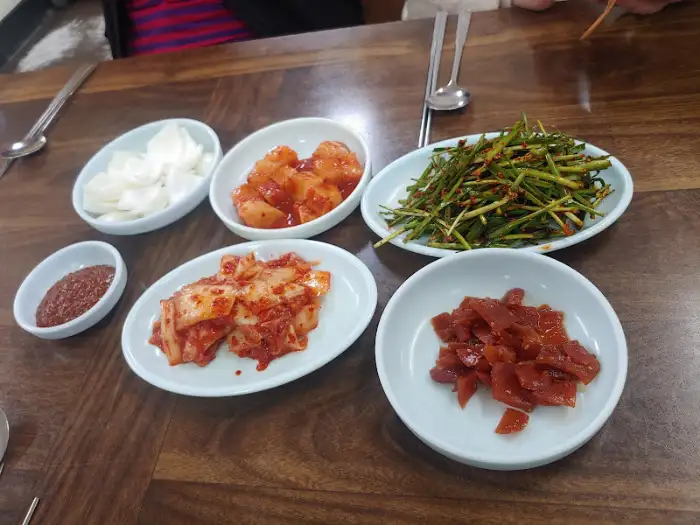 다양한 종류의 반찬이 담긴 그릇들