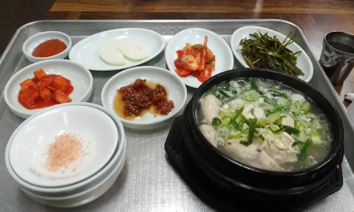 국물 요리와 여러 반찬이 함께 놓인 상차림