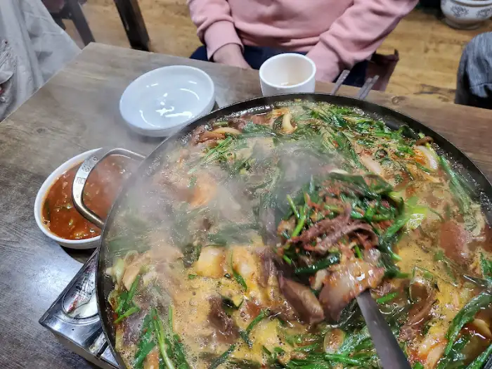 뜨거운 김이 나는 국물 요리