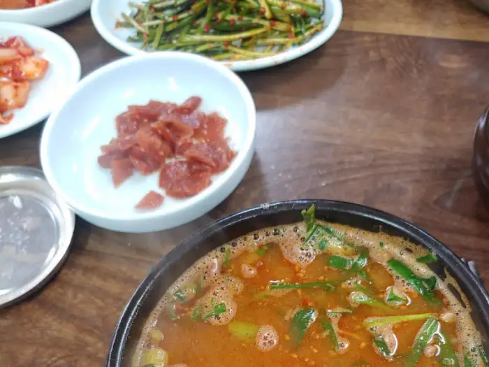 국물이 끓고 있는 냄비의 일부